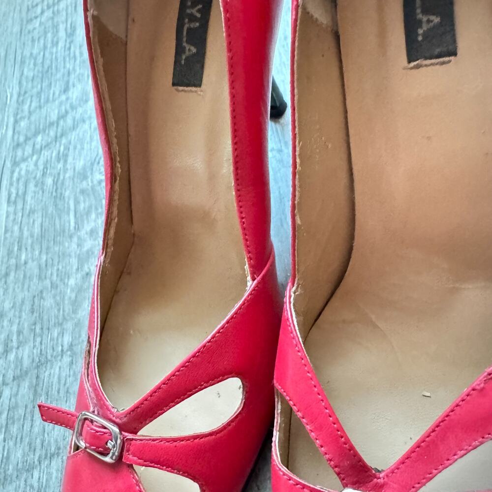 Vintage N.Y.L.A. Red High Heel Pumps Size 8 Cutout Round Toe Silver Buckle Shoes - Picture 5 of 6